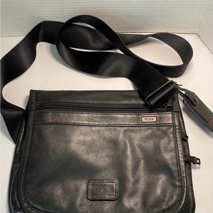 Tumi Alpha Crossbody Black Leather Bag 12” x 10” Mens Beautiful Model 92105DH